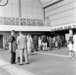 152581 Afbeelding van reizigers in de hal van het N.S.-station Rotterdam C.S. te Rotterdam.